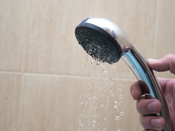 Dusche in der Nähe der Sauna