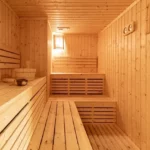 Helle Holzsauna mit sauberer Saunabank – Beispiel für richtiges Saunaholz reinigen und pflegen in der Heimsauna