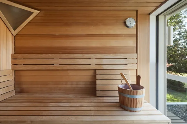 Holzbank und Liege in der Sauna – richtiges Reinigen und Pflegen für langlebiges und hygienisches Saunaholz