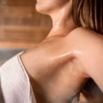 Frau beim Schwitzen in der Sauna zum Abnehmen