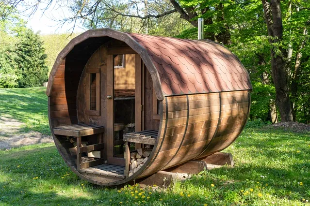 Saunaofen für Fasssauna im Garten – Holzofen und Elektro-Ofen im Vergleich