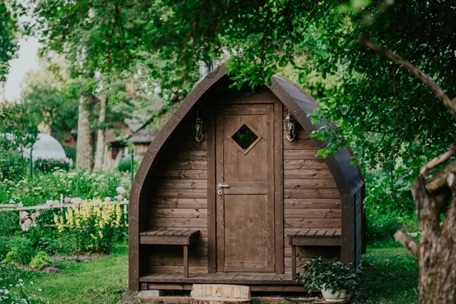 Für den Schrebergarten eignet sich eine Podsauna, Fasssauna, Blockbohlensauna oder Mini-Sauna